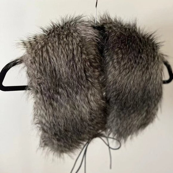 ARITZIA T.BABATON  FUR FAUX SCARFS - Picture 1 of 4